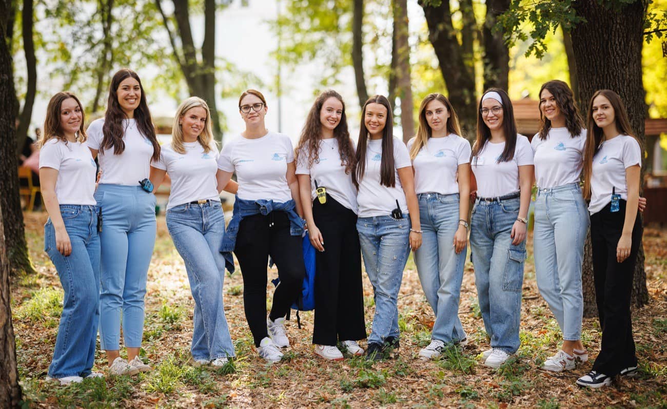 Volonterka pomaže dečaku sa obručem na travi