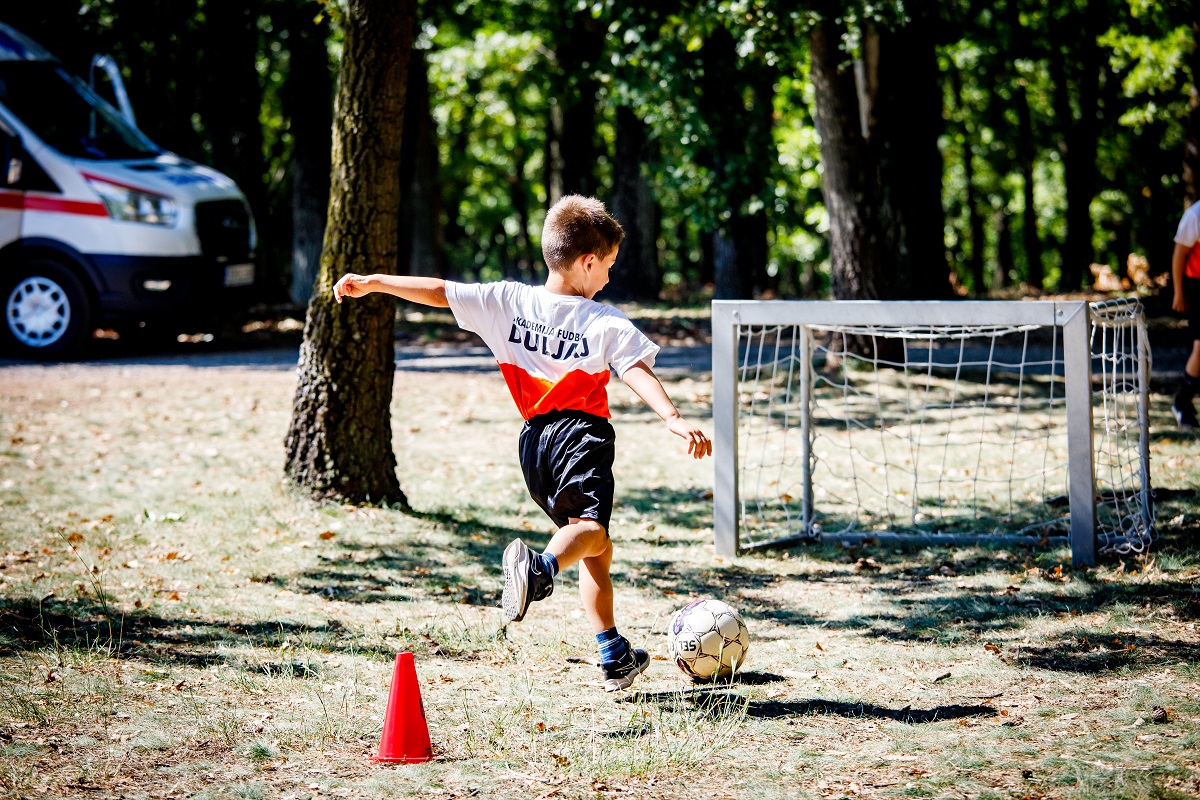 dečak igra fudbal