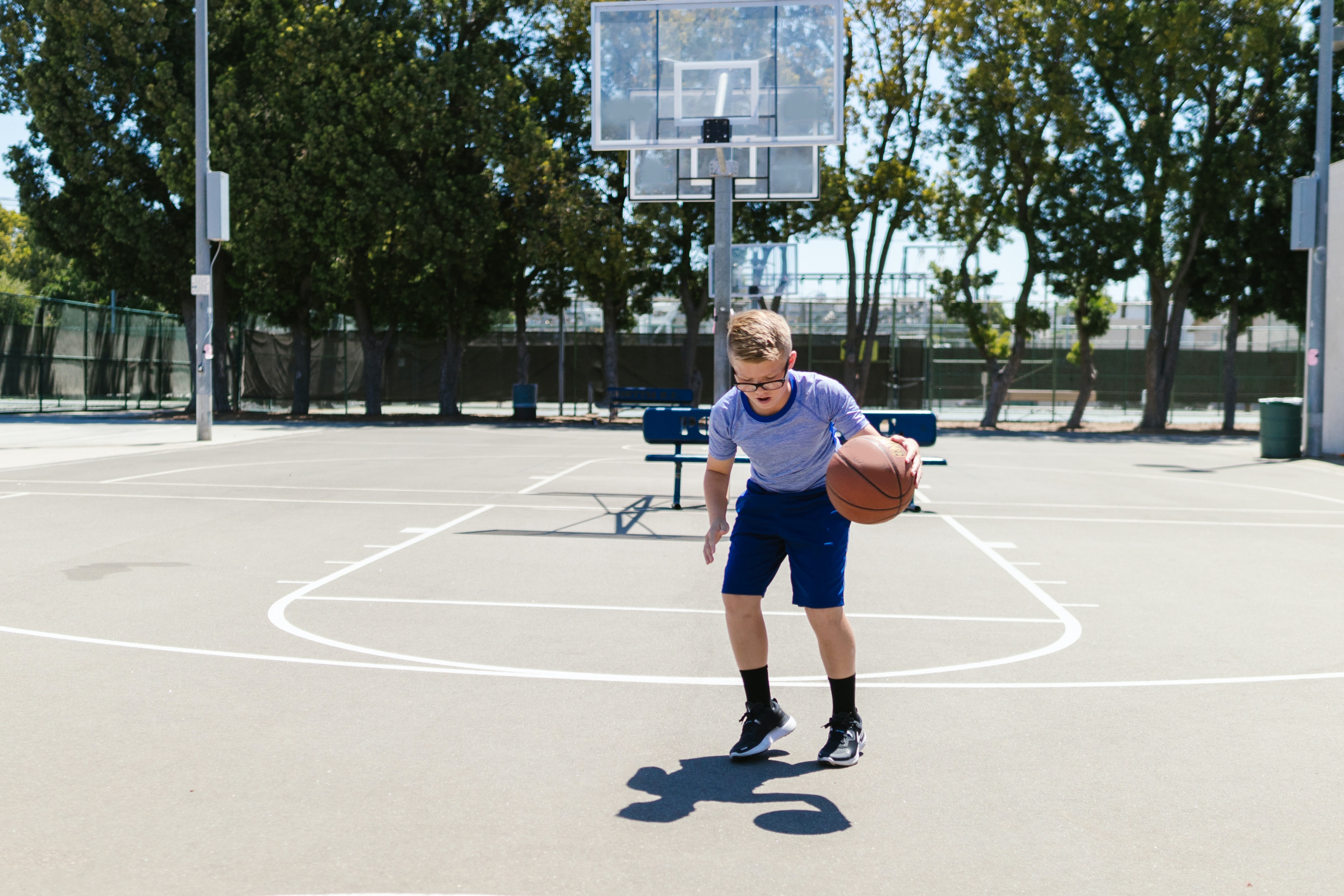 dečak igra košarku